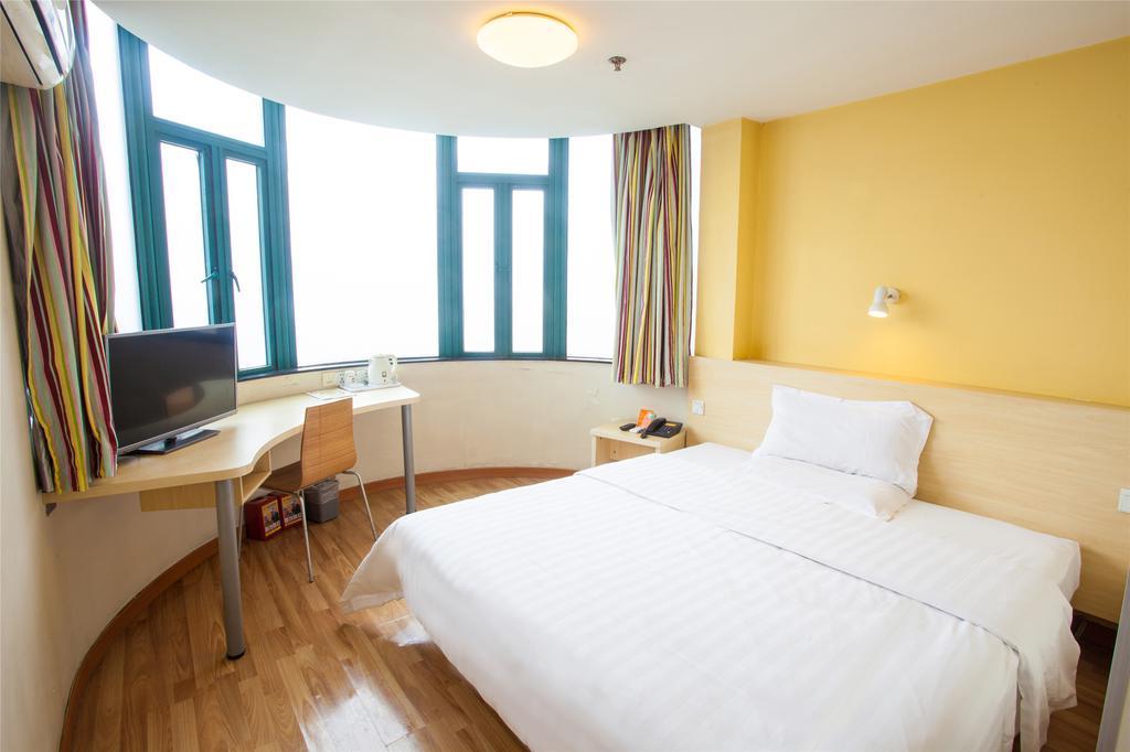7Days Inn Qingdao Wusi Square Middle Xianggang Road Room photo